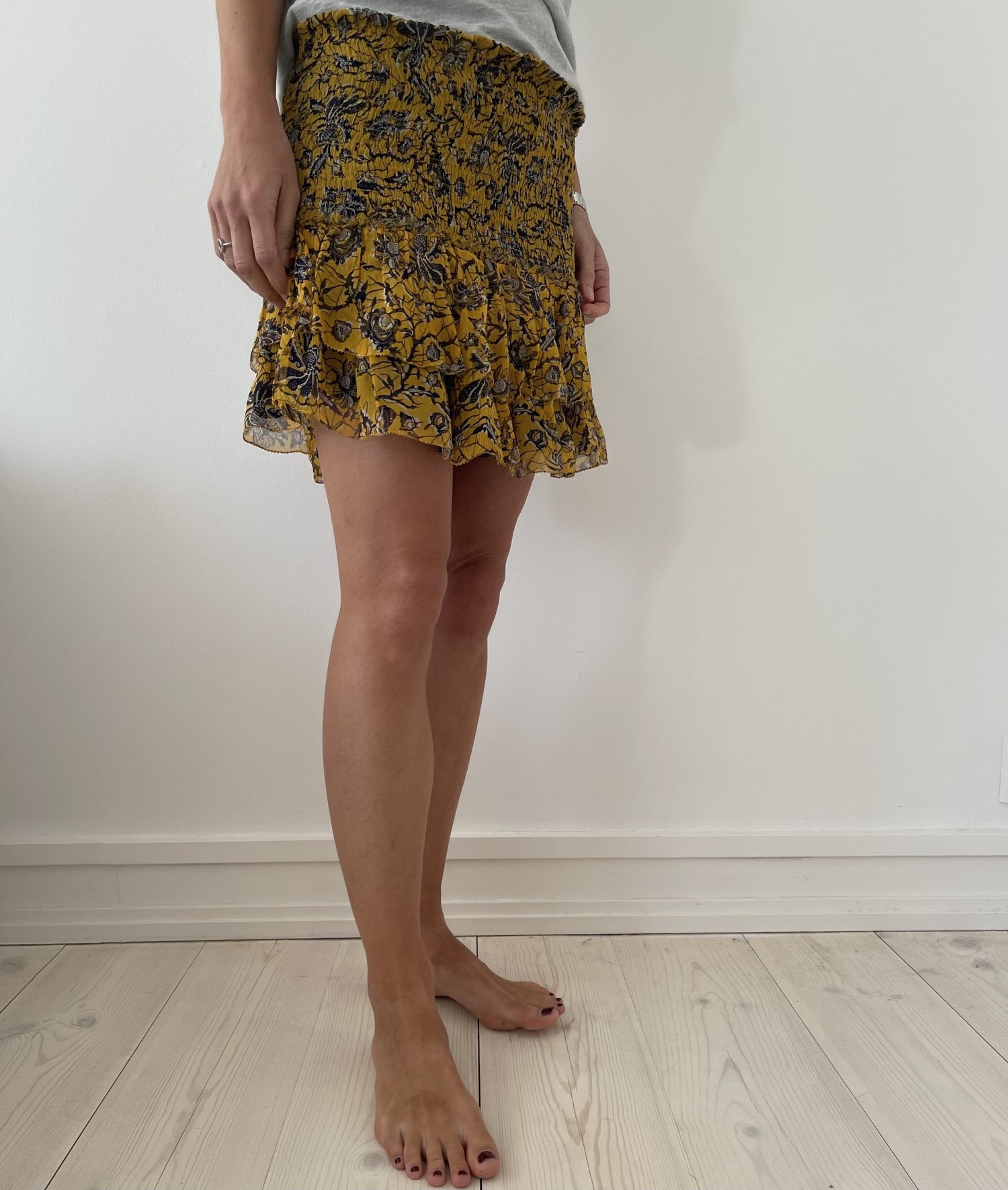 isabel marant etoile nederdel gul med sort og grå blomster mønster på model fra siden