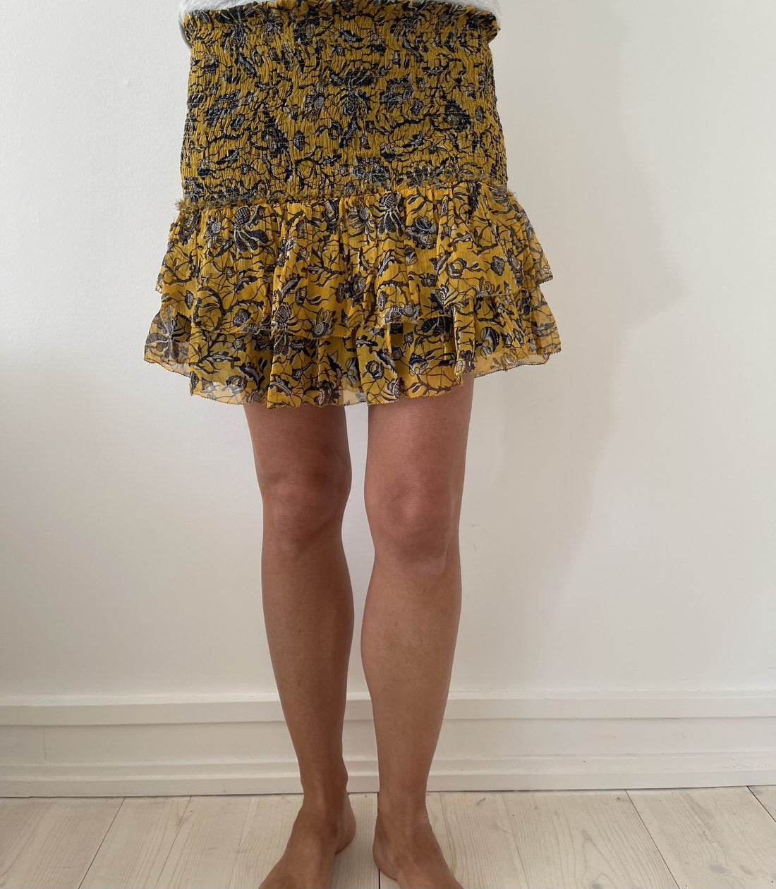 isabel marant etoile nederdel gul med sort og grå blomster mønster på model forfra