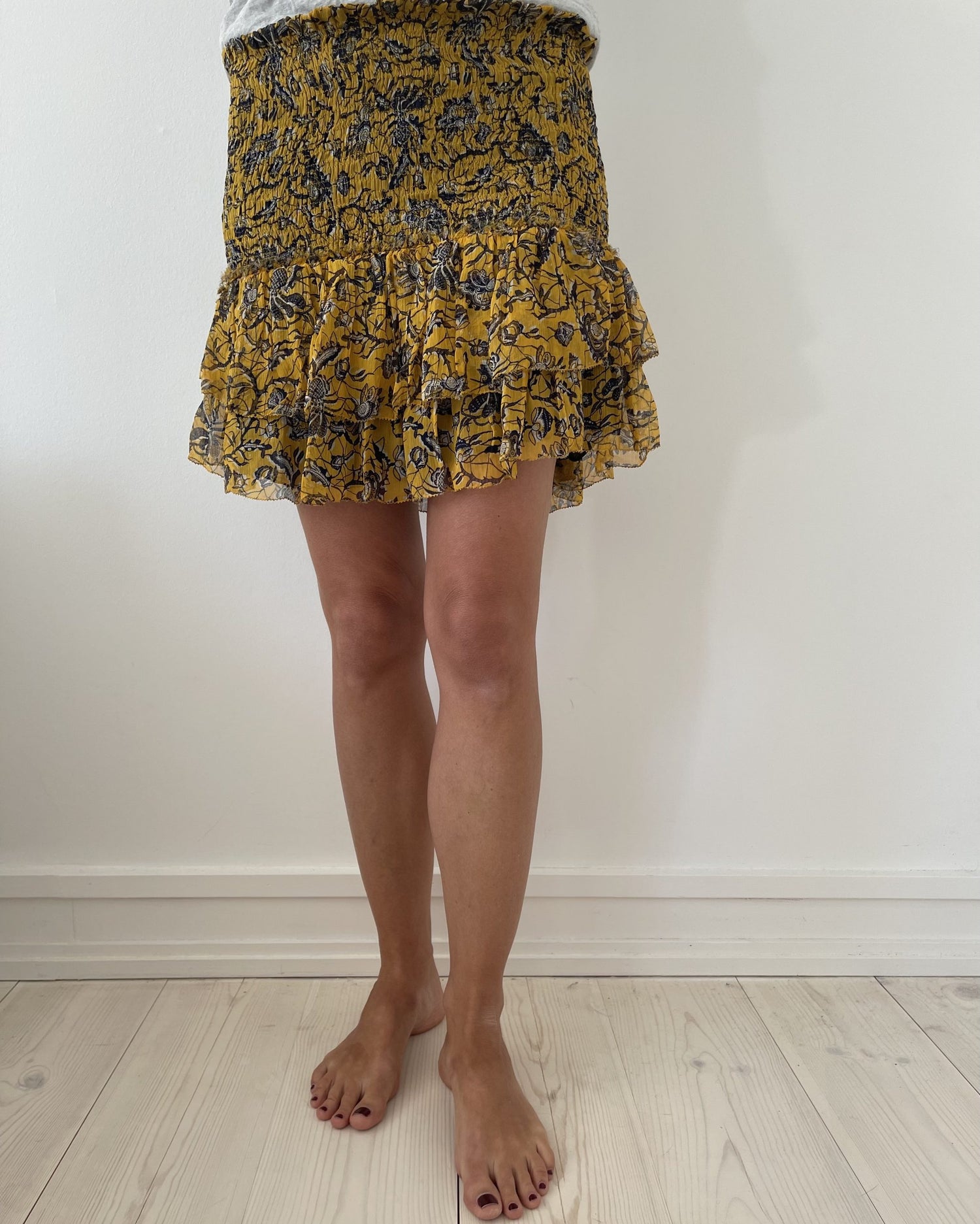 isabel marant etoile nederdel gul med sort og grå blomster mønster på model forfra