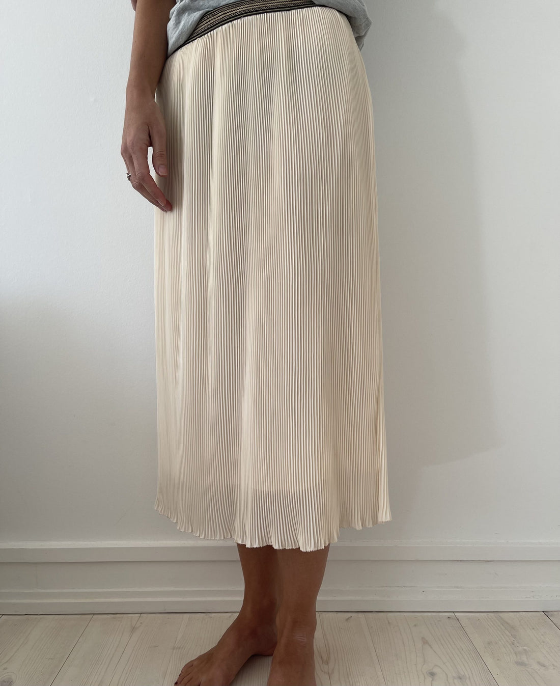 Valentine Gauthier Paris plisseret Nederdel beige på model forfra