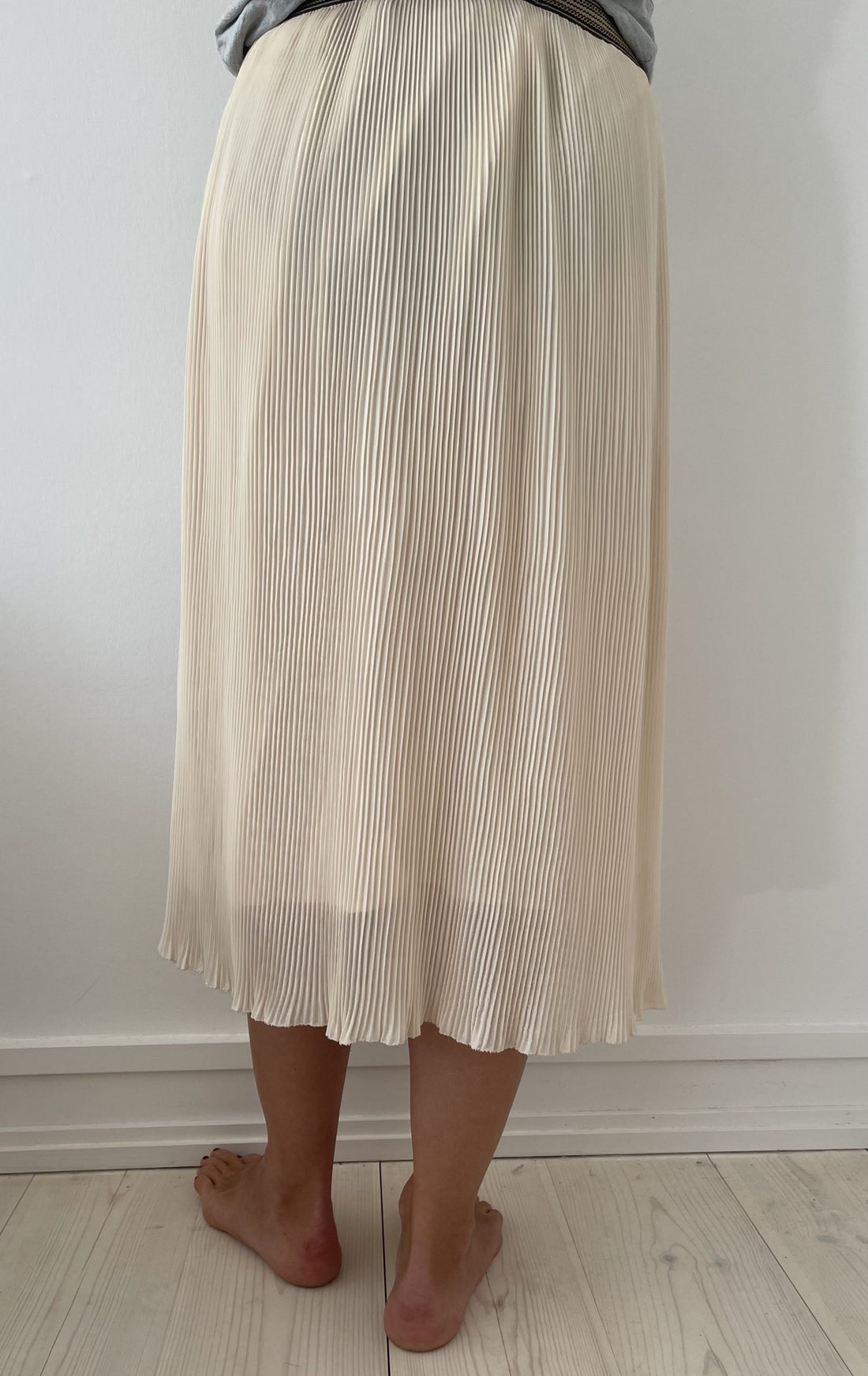 Valentine Gauthier Paris plisseret Nederdel beige på model bagfra