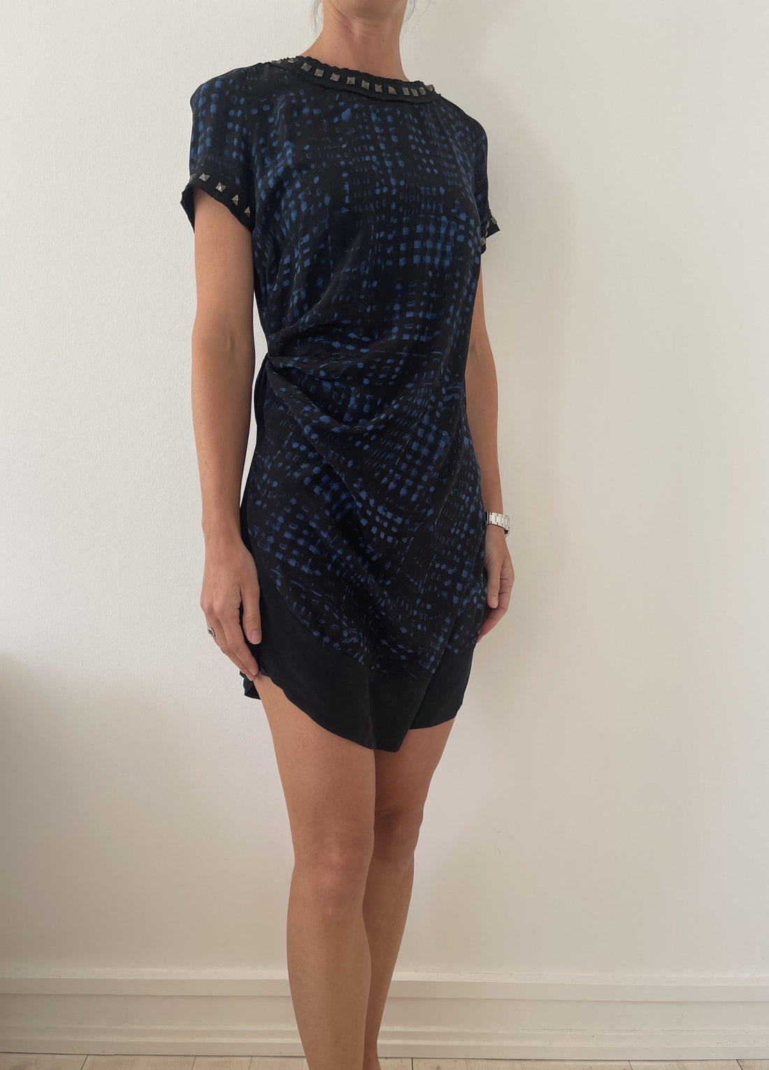 Isabel Marant Etoile kjole mønster sort og blå på model fra siden