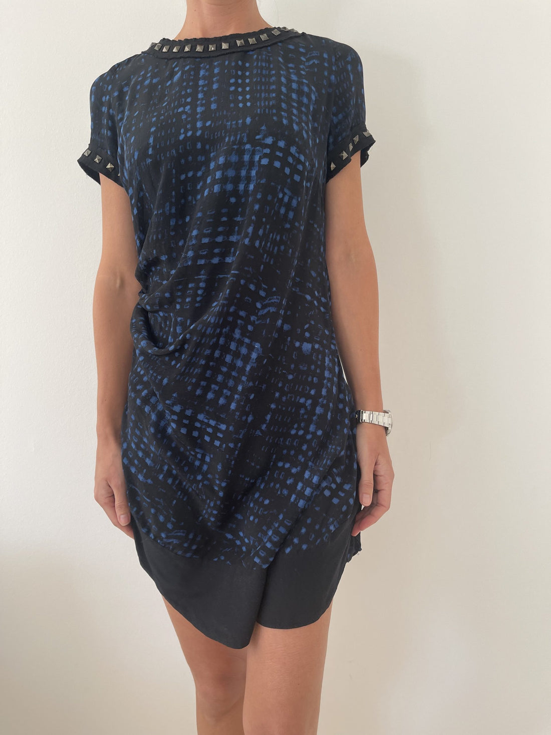 Isabel Marant Etoile kjole mønster sort og blå på model forfra