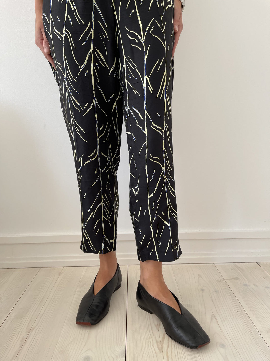Proenza Schouler Bukser sorte med mønster på model forfra