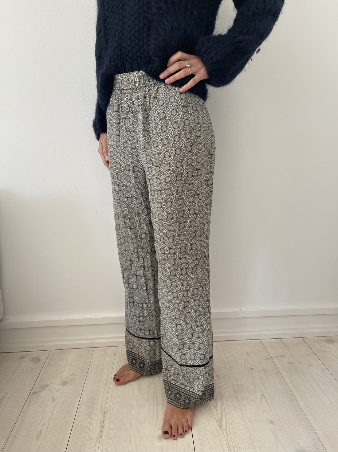 Heartmade / Julie Fagerholt Bukser grå med mønster på model side