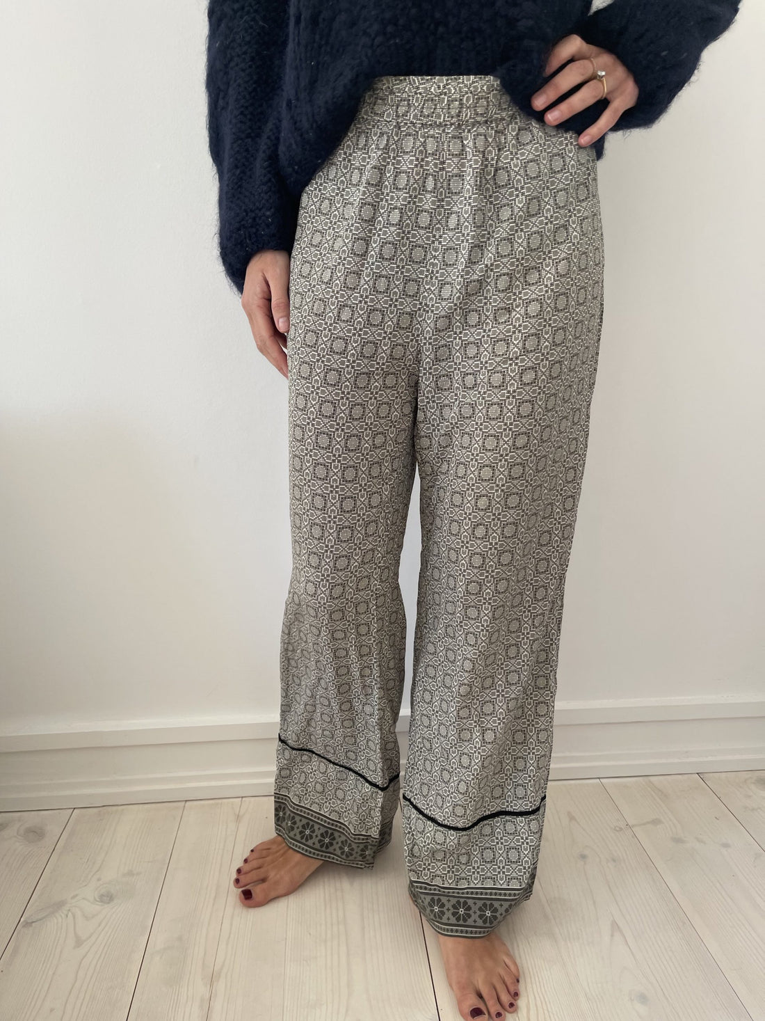 Heartmade / Julie Fagerholt Bukser grå med mønster på model forfra