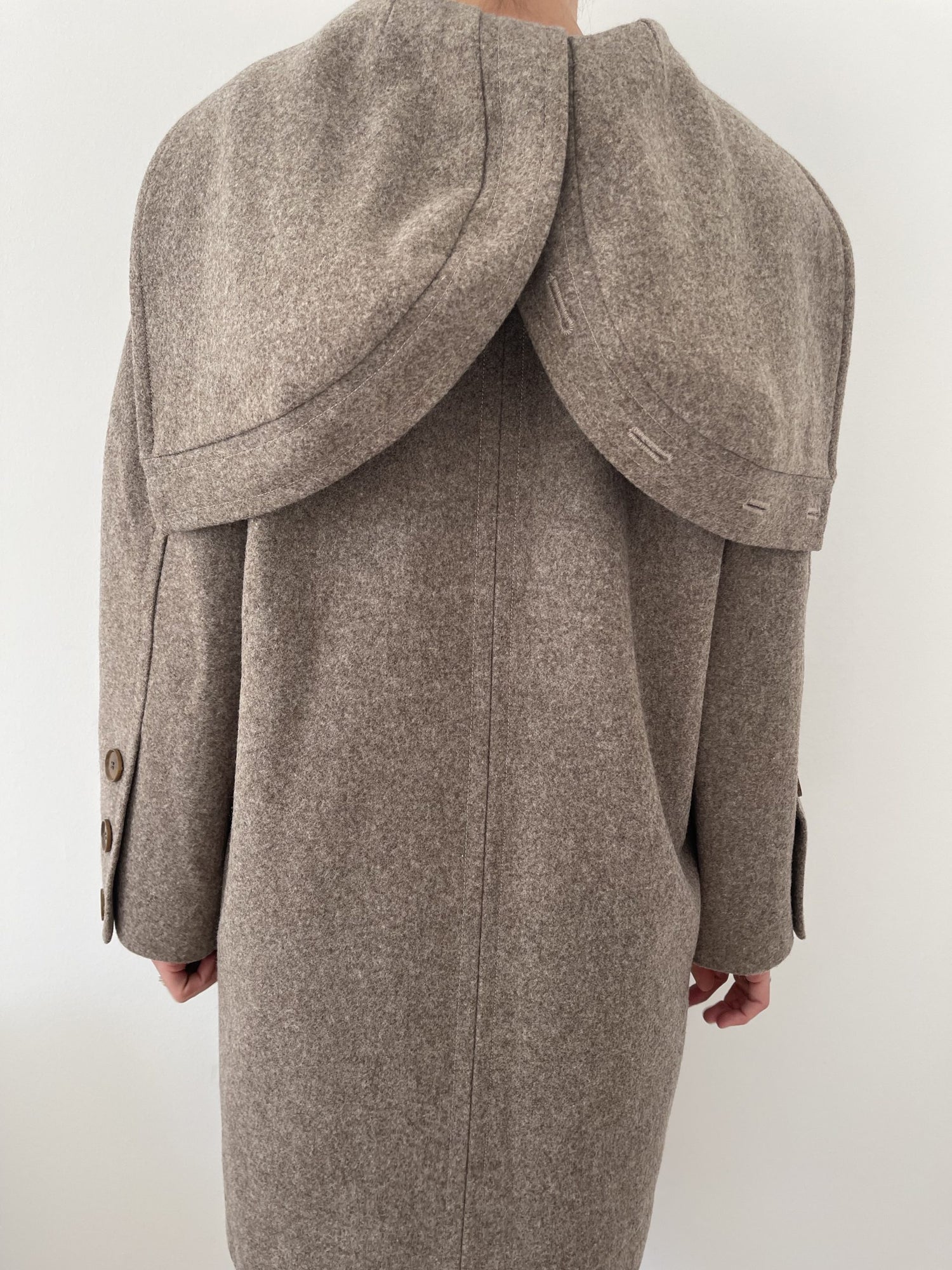 Fonnesbech anorak brun på model bagfra