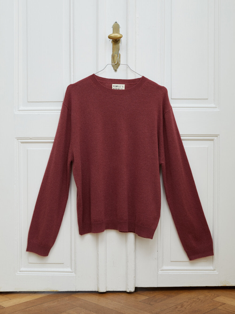 karmoisinroed-cashmere-o-neck-strik--peoples-republic-of-cashmere-fit