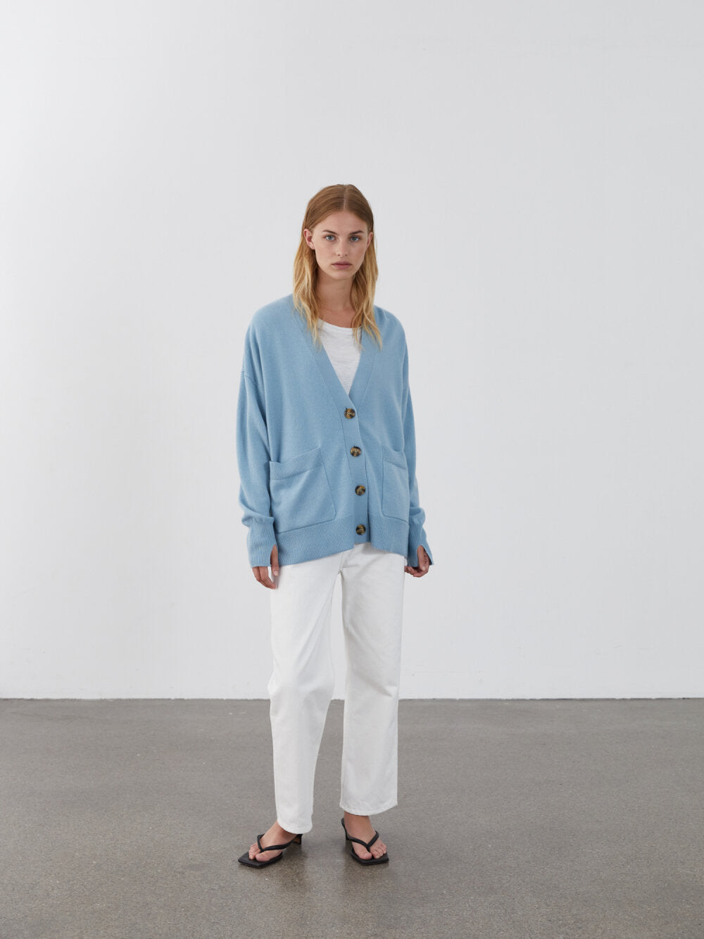 kashmir-oversize-unisex-cardigan-i-lyseblaa-peoples-republic-of-cashmere