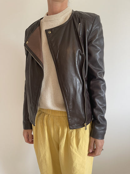 massimo dutti læderjakke mørkebrun på model forfra