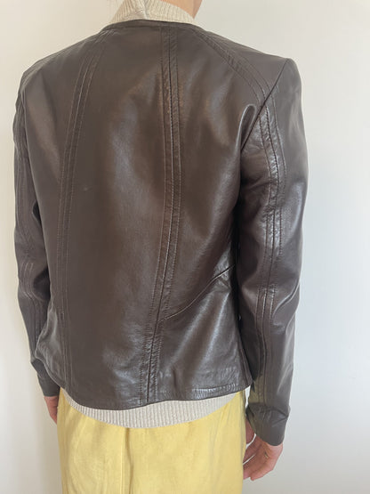 massimo dutti læderjakke mørkebrun på model bagfra